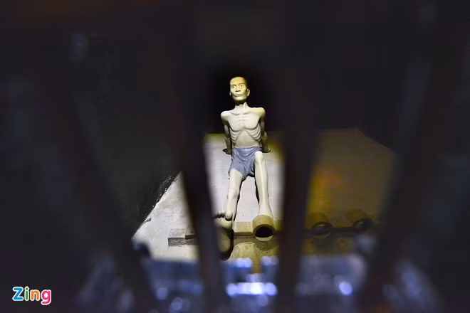 Tù nhân tại nhà tù Hỏa Lò luôn phải chịu đựng việc bị gông cùm, đánh đập tàn bạo, bắt lao động khổ sai... Theo đó, không ít tù nhân bỏ mạng tại nhà tù khét tiếng này của Pháp.