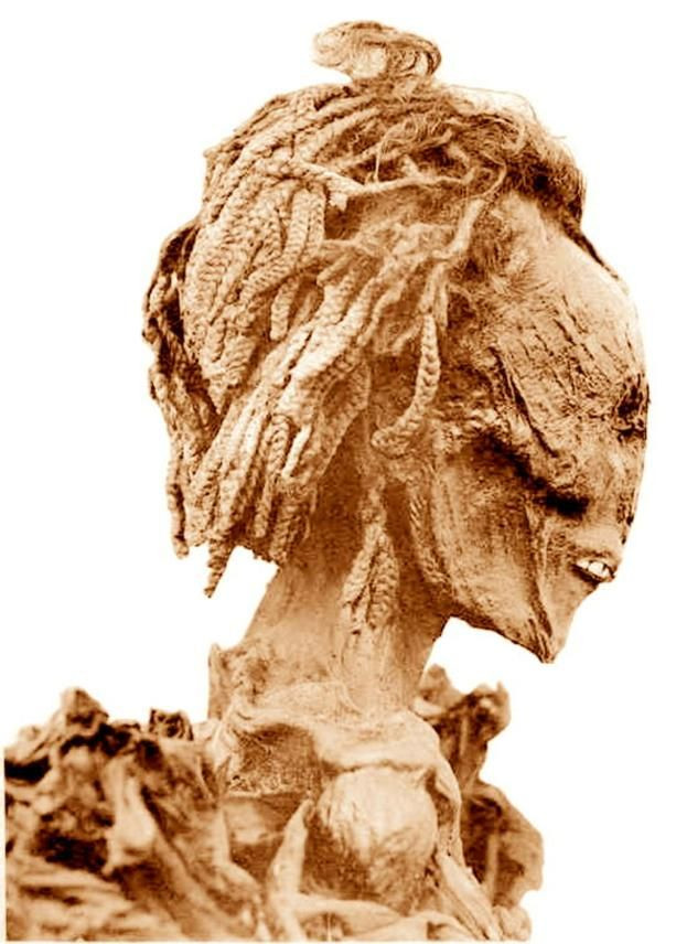 Vị nữ hoàng Ai Cập này có lông mi dài, hàm răng trắng và xương gò má rất cao. Những điều này cho thấy khi còn sống bà là một mỹ nhân xinh đẹp tuyệt trần.