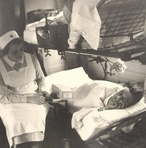 Erika làm công việc "đao phủ" khi là y tá tại một bệnh viện của Đức quốc xã. Nạn nhân của Erika là những bệnh nhân người Do Thái không đủ sức lao động, mắc bệnh nặng và không có tiền chữa trị.