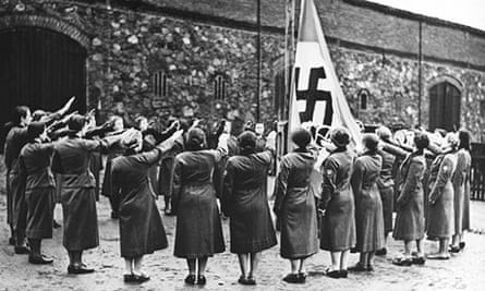 Với những tội ác đã gây ra, Erika bị bắt giữ và đưa ra xét xử tại tòa án Nuremberg sau khi Thế chiến 2 kết thúc. Theo đó, ả trả giá cho việc cướp đi mạng sống của hàng trăm người. Mời độc giả xem video: Tiếp tục truy tìm tội phạm chiến tranh thời phát xít Đức. Nguồn: VTC14.