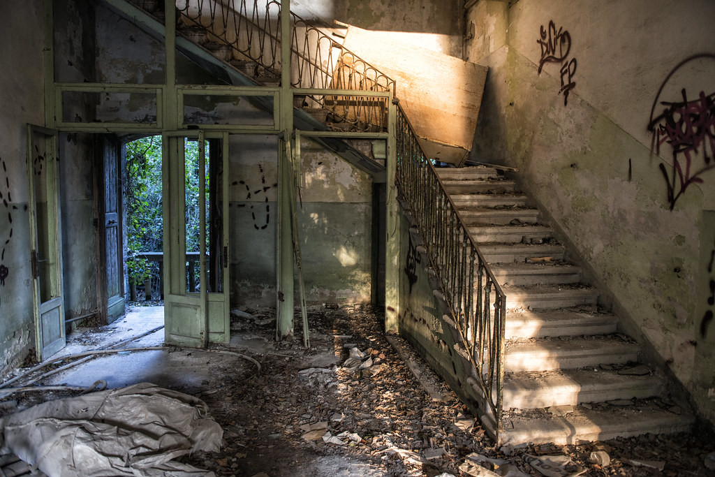 Tại đây, một bác sĩ "điên" tiến hành nhiều thí nghiệm hãi hùng trên các bệnh nhân tâm thần. Không ít bệnh nhân tử vong dưới bàn tay độc ác của người bác sĩ đó.