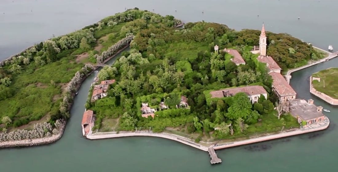 Cụ thể, hòn đảo Poveglia từng được sử dụng làm nơi cách ly dành cho những người mắc bệnh dịch hạch. Dịch bệnh này bùng phát ở Itlay vào năm 1347.