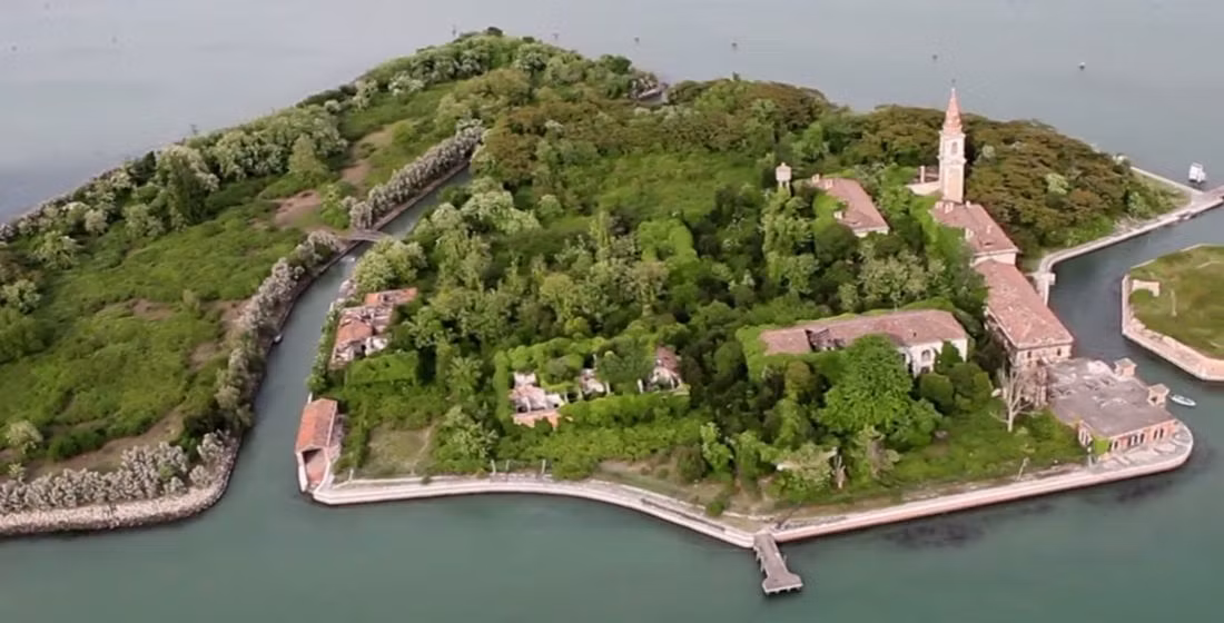 Cụ thể, hòn đảo Poveglia từng được sử dụng làm nơi cách ly dành cho những người mắc bệnh dịch hạch. Dịch bệnh này bùng phát ở Itlay vào năm 1347.
