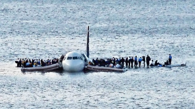 Do không thể quay lại đường băng để hạ cánh khẩn cấp tại sân bay La Guardia hoặc chuyển hướng đến sân bay Teterboro gần đó nên cơ trưởng Sullenberger cho máy bay đáp xuống sông Hudson.