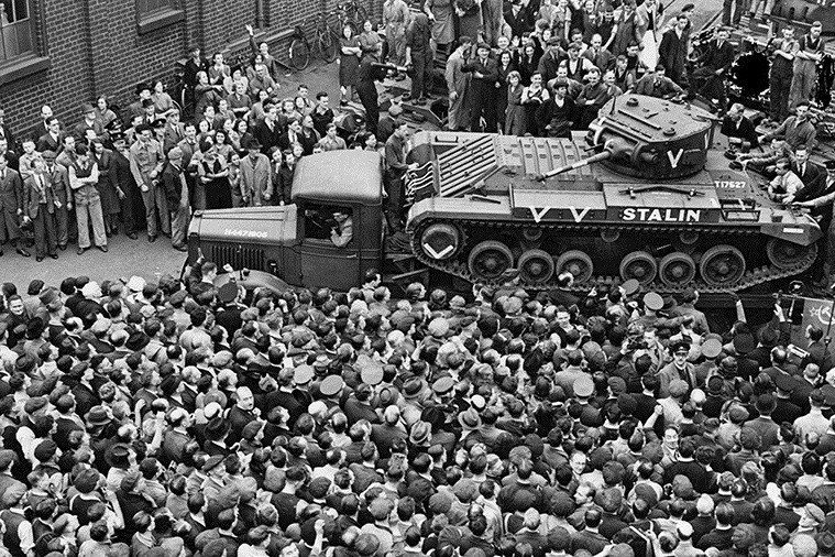 Trong số này nổi tiếng là xe tăng Valentine do Anh gửi sang cho Liên Xô. Khi sang Liên Xô, phương tiện này được đổi theo tên của nhà lãnh đạo Stalin.