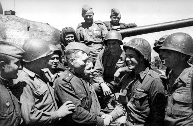 Binh sĩ Liên Xô và quân đồng minh có cuộc hội quân ở Vienna.