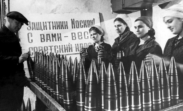 Nhiều phụ nữ Liên Xô làm việc tại các xưởng sản xuất vũ khí ở Moscow từ năm 1941 - 1945.