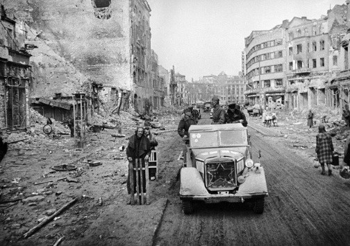 Hồng quân Liên Xô tiến vào Berlin, tấn công sào huyệt của Hitler góp phần đẩy Đức quốc xã đến ngày diệt vong.