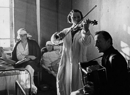 Bệnh nhân tại một bệnh viện nghe biểu diễn âm nhạc.