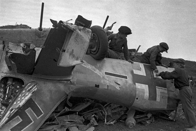 Người dân Liên Xô chịu mất mát lớn khi hàng triệu binh sĩ và dân thường thiệt mạng trong Thế chiến 2. Trong ảnh là những bé trai chơi đùa tại xác một máy bay của phát xít Đức bị binh sĩ Liên Xô bắn hạ.