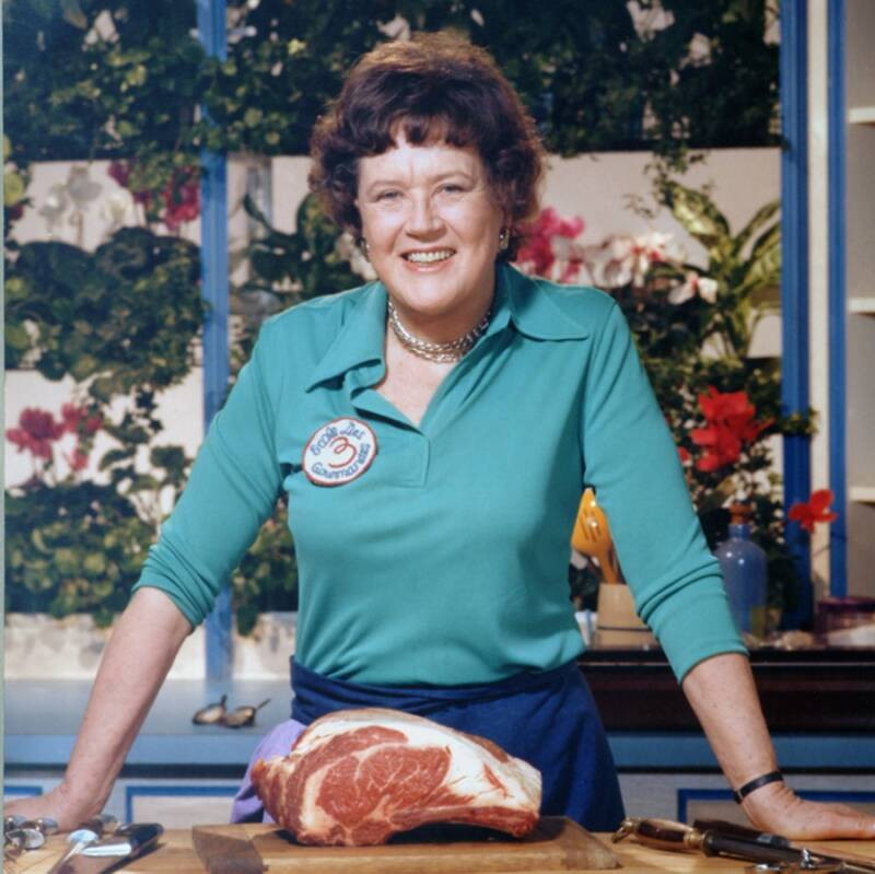 Trước khi trở thành đầu bếp nổi tiếng ở Mỹ, Julia Child từng làm nữ điệp viên cho CIA từ năm 1941 - 1954. Sinh năm 1912 tại Pasadena, California, Julia (tên thật là Julia Carolyn McWilliams) sống trong gia đình gốc Anh di cư đến Mỹ vào cuối thế kỷ 19.