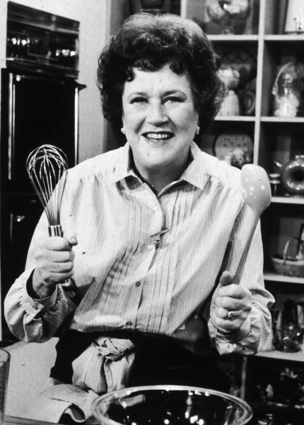 Sau khi tốt nghiệp khoa Sử thuộc Đại học California, Julia đến thành phố New York làm việc trong ngành quảng cáo. Khi Chiến tranh thế giới thứ 2 nổ ra, bà muốn cống hiến cho đất nước nên xung phong gia nhập Hội Chữ thập đỏ Mỹ (ARC).