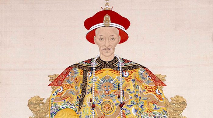 Đó là người xưa sử dụng hương huân tức xông hương để khử mùi khó chịu trên long bào.