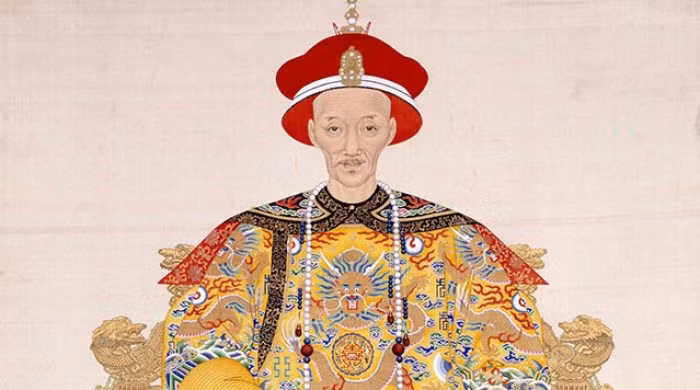 Đó là người xưa sử dụng hương huân tức xông hương để khử mùi khó chịu trên long bào.