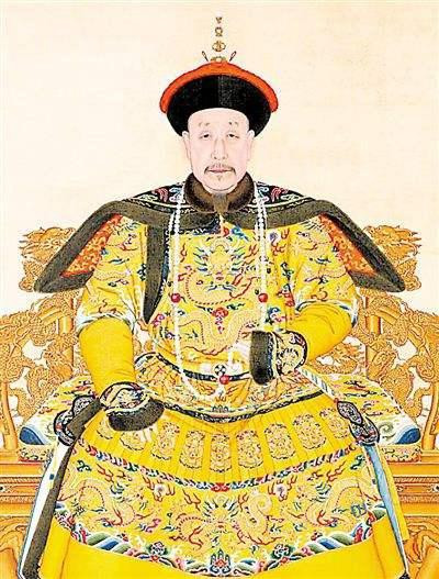 Hoàng đế mặc long bào mỗi khi thượng triều hoặc tham gia những lễ tế quan trọng trong năm.