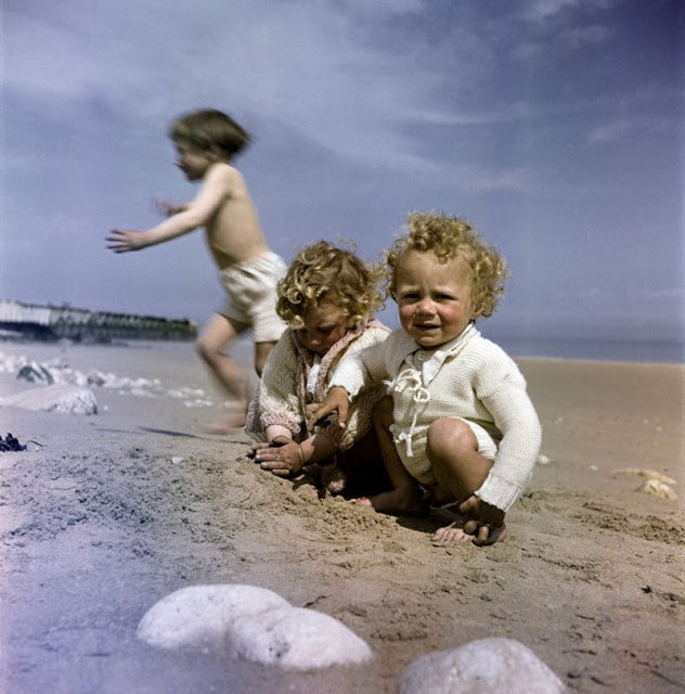 Trẻ em vui đùa hạnh phúc trên bãi biển Omaha năm 1947.