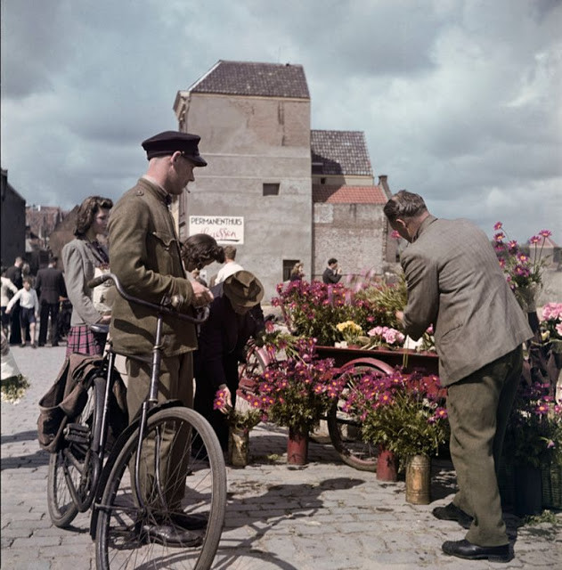Một chỗ bán hoa tấp nập người mua ở Nijmegen, Hà Lan năm 1947.