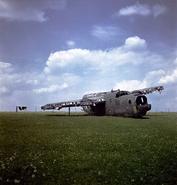 Xác một máy bay Mỹ nằm trên cánh đồng ở Reims, Pháp năm 1947.