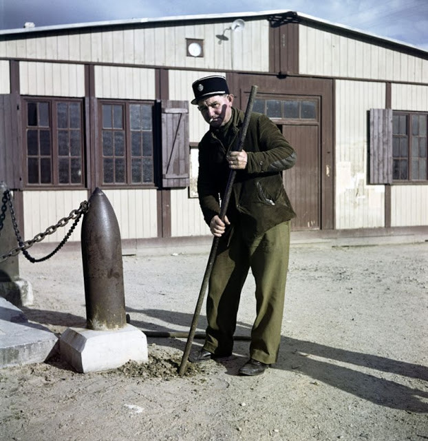 Người đàn ông làm việc ở Montebourg, Pháp năm 1947. Nỗ lực của mỗi người dân trong công cuộc tái thiết đất nước giúp nền kinh tế dần dần hồi phục sau chiến tranh. Nhờ vậy, cuộc sống của mọi người trở nên tốt đẹp hơn.