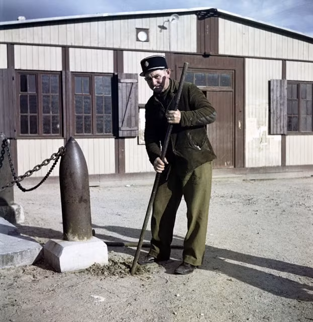 Người đàn ông làm việc ở Montebourg, Pháp năm 1947. Nỗ lực của mỗi người dân trong công cuộc tái thiết đất nước giúp nền kinh tế dần dần hồi phục sau chiến tranh. Nhờ vậy, cuộc sống của mọi người trở nên tốt đẹp hơn.