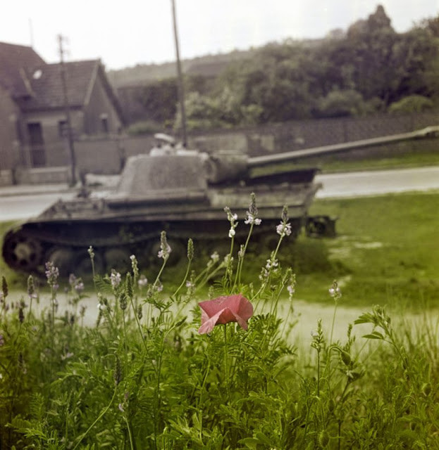 Một xe tăng của Đức nằm ở Bỉ năm 1947. Đây là một trong những tàn tích từ cuộc chiến khốc liệt trong Thế chiến 2. Mời độc giả xem video: Châu Á kỷ niệm ngày kết thúc Chiến tranh thế giới 2. Nguồn: VTC14. 