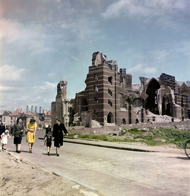 Các bà mẹ cùng con cái vừa đi vừa trò chuyện vui vẻ ở Nijmegen, Hà Lan năm 1947. Đằng sau là những tòa nhà bị phá hủy nghiêm trọng trong Chiến tranh thế giới 2. Những công trình này được dỡ bỏ sau đó để xây những công trình mới.