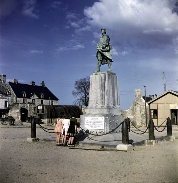 Sau khi Thế chiến 2 kết thúc, người dân ở châu Âu thực hiện công cuộc tái thiết đất nước, phát triển kinh tế. Nhờ vậy, nhiều nước "hồi sinh" nhanh chóng sau chiến tranh và vươn lên phát triển mạnh mẽ. Trong ảnh là người dân đứng trước một tượng đài chiến tranh ở Montebourg, Pháp năm 1947.