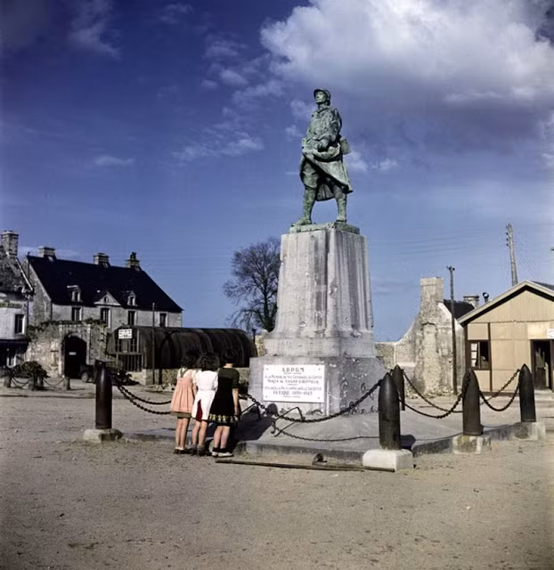 Sau khi Thế chiến 2 kết thúc, người dân ở châu Âu thực hiện công cuộc tái thiết đất nước, phát triển kinh tế. Nhờ vậy, nhiều nước "hồi sinh" nhanh chóng sau chiến tranh và vươn lên phát triển mạnh mẽ. Trong ảnh là người dân đứng trước một tượng đài chiến tranh ở Montebourg, Pháp năm 1947.