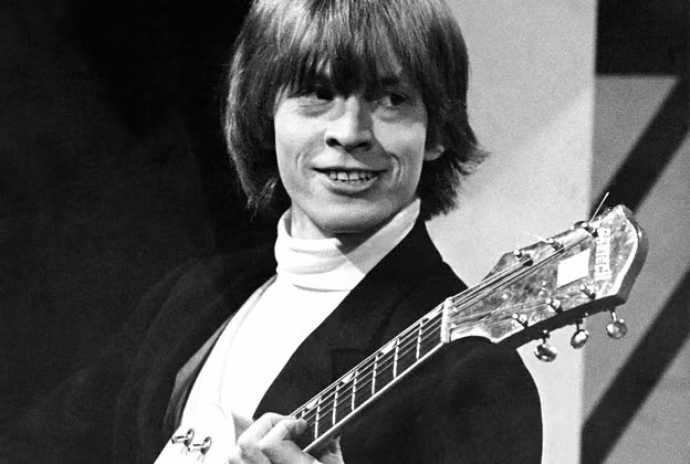 Là người sáng lập ban nhạc rock The Rolling Stones, Brian Jones là một nghệ sĩ danh tiếng. Ông được phát hiện tử vong trong hồ bơi tại nhà riêng ở Sussex, miền nam nước Anh ngày 3/7/1969. Khi ấy, Brian 27 tuổi.