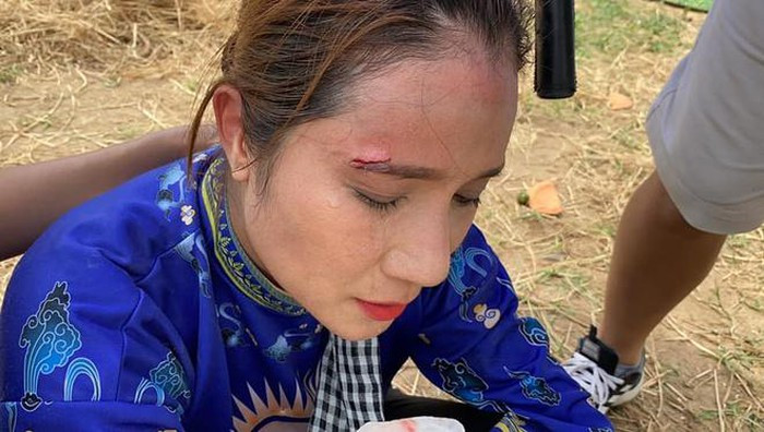 Cat Tuong bi dao cu roi vao mat, phai khau 3 mui khong thuoc te