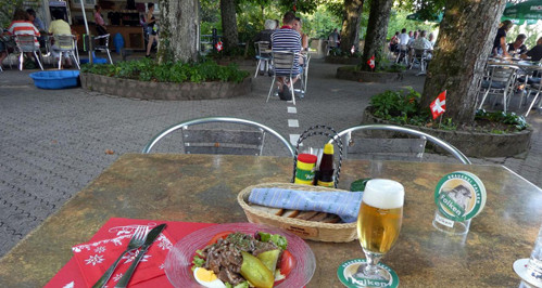 Theo đó, du khách có thể ngồi ăn tại bàn ngoài trời tại nhà hàng Waldheim. Trong khi thưởng thức món schnitzel (thịt bê thái mỏng, tẩm bột, trứng và vụn bánh mỳ rồi chiên lên) ở Thụy Sĩ thì thực khách có thể đưa tay sang Đức để gọi một ly bia để uống.