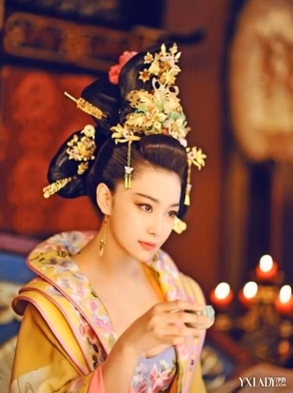 Thậm chí, Lý hoàng hậu còn cả gan mắng lại cha chồng. Thấy con dâu hành sự như vậy, Tống Cao Tông chỉ biết hối hận vì đã cưới cho con trai người vợ độc ác như vậy. Ảnh trong bài mang tính minh họa. Mời độc giả xem video: Hòa Minzy kể chuyện tình buồn của Nam Phương Hoàng Hậu. Nguồn: VTC Now.