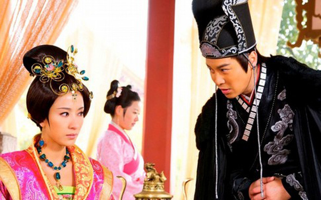 Tính cách bạo ngược của Lý hoàng hậu khiến cha chồng phải gọi tới nói chuyện. Dù được Tống Cao Tông nhẹ nhàng dạy dỗ cách cư xử với các phi tần trong hậu cung nhưng Lý hoàng hậu không nghe lời.