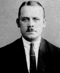 Theo đó, Haarmann ngồi tù nhiều năm trước khi bắt đầu ra tay gây ra những vụ án mạng khủng khiếp.