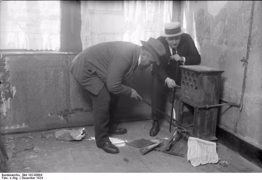 Sau khi gây án, tên giết người hàng loạt này phi tang thi thể các nạn nhân xuống sông Leine.