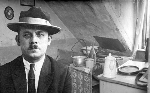 Sống ở Hanover, Đức, sát nhân "ma cà rồng" Haarmann từng là tên tội phạm chuyên nghiệp khi thực hiện nhiều vụ trộm cắp, lừa đảo, ăn cắp bia mộ, đào mộ ăn cắp đồ tùy táng của người chết.