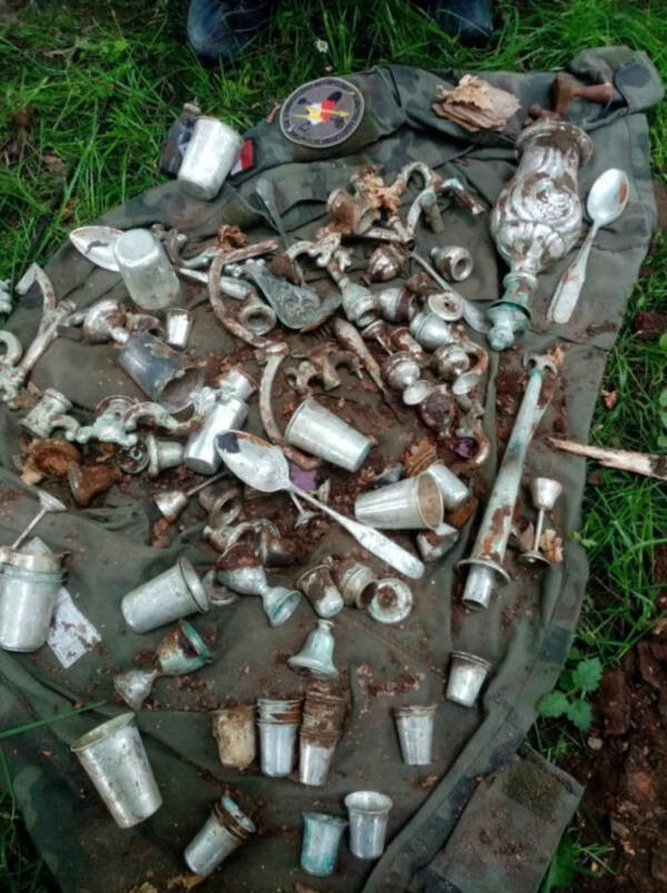 Tổng cộng, nhóm của nhà khảo cổ Pustułka tìm được 103 món đồ bằng bạc. Chúng được đựng trong một chiếc hộp đã rỉ xét.