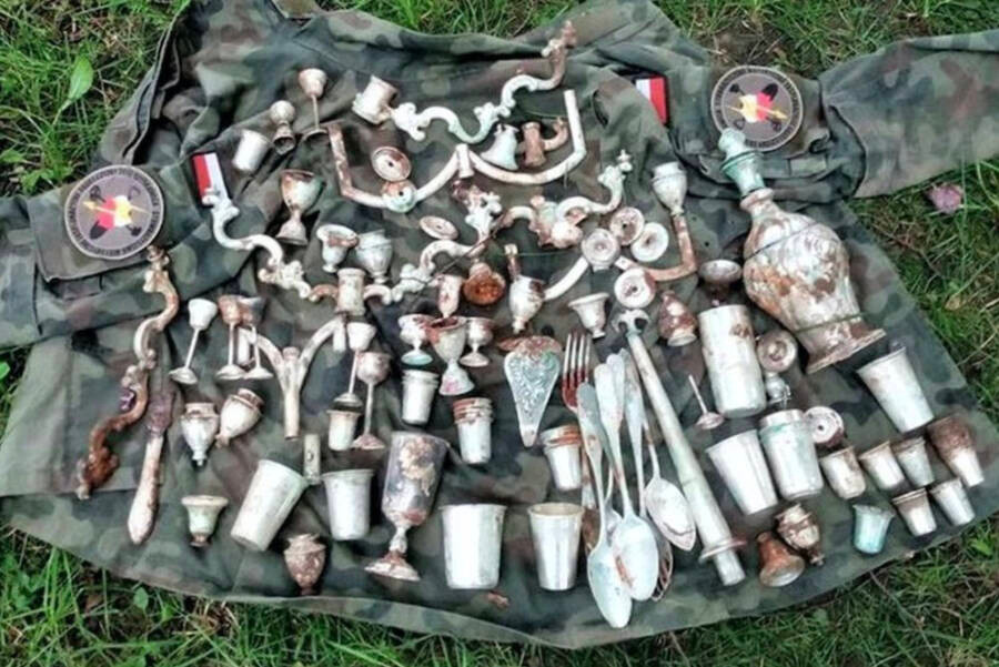 Nhà khảo cổ Stanisław Pustułka là người đầu tiên phát hiện ra kho báu giá trị mà phát xít Đức chôn dưới đất tại lâu đài Nowy Sącz Royal khoảng 600 tuổi.