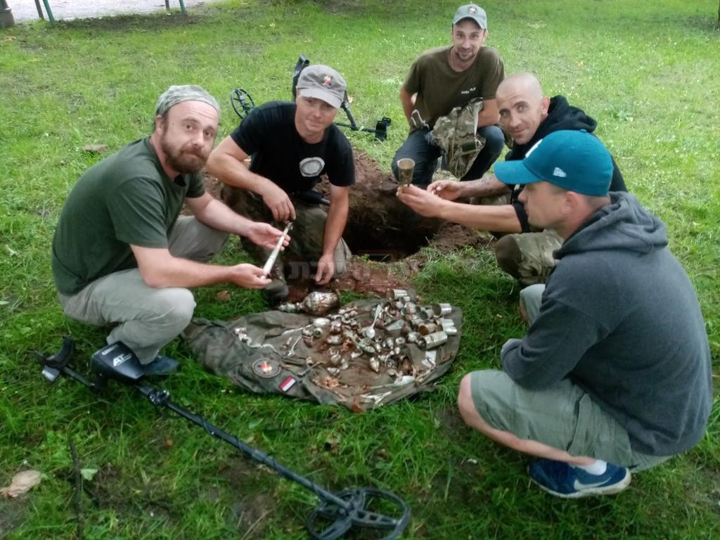 Họ cho rằng, những món đồ bằng bạc mới được tìm thấy nhiều khả năng thuộc về người Do Thái. Phát xít Đức cướp số của cải này từ tay người Do Thái trước khi giết hại họ.