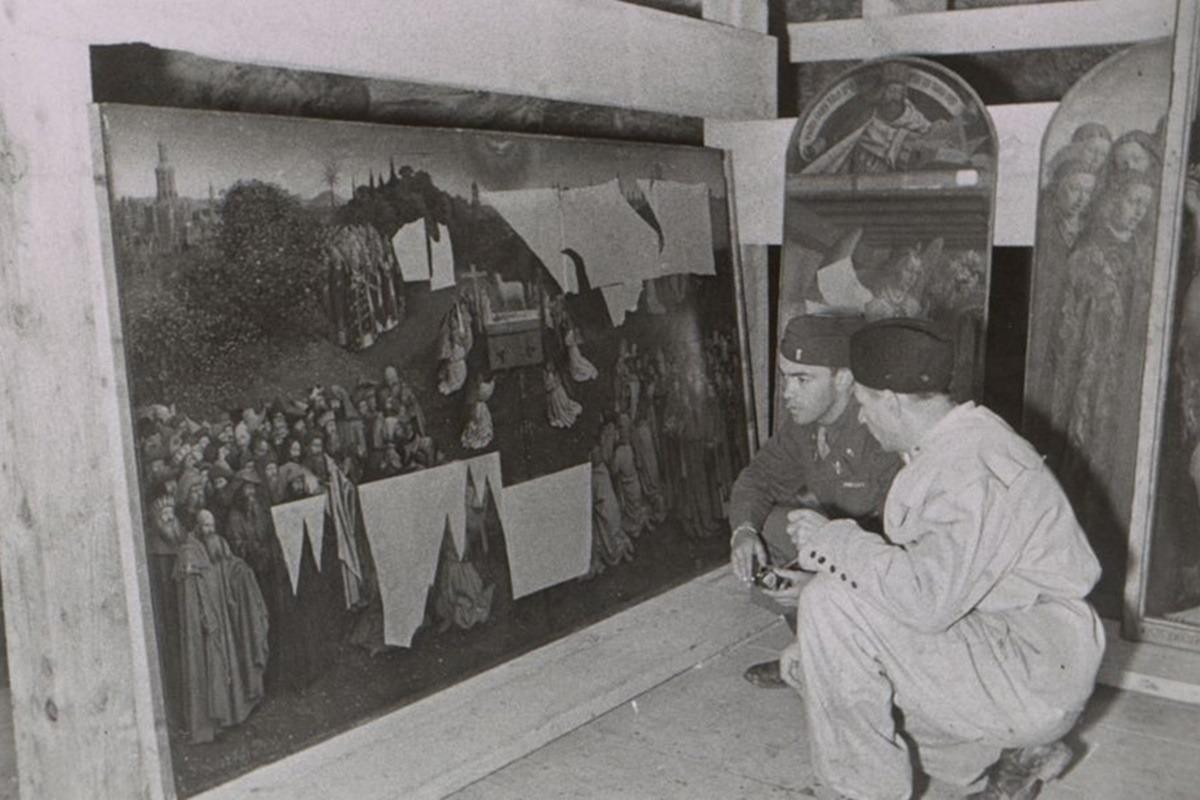 Hơn 300 nhà sử học, kiến trúc sư, họa sĩ của Anh và Mỹ trở thành những người hùng thầm lặng trong sứ mệnh tìm kiếm các tác phẩm nghệ thuật bị lính Đức chiếm đoạt.