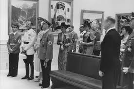 Thông qua những tin tức tình báo và tài liệu thu thập được, nhóm các chuyên gia trên lần tìm ra manh mối về nơi Hitler và Đức quốc xã cất giấu những "báu vật" đánh cắp ở khắp châu Âu.