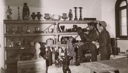 Theo đó, họ phát hiện Đức quốc xã cất giấu hàng triệu tác phẩm nghệ thuật của các danh họa Leonardo da Vinci, Raphael, Michelangelo và Vermeer… ở các mỏ muối hay những lâu đài trên đỉnh núi ở khắp miền Nam nước Đức và Áo.