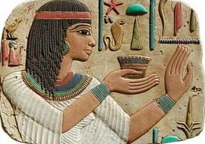 Dưới thời cổ đại, người Ai Cập thực hiện tế lễ, dâng các vật tế như các nông sản, hoa quả hay động vật... lên các vị thần.