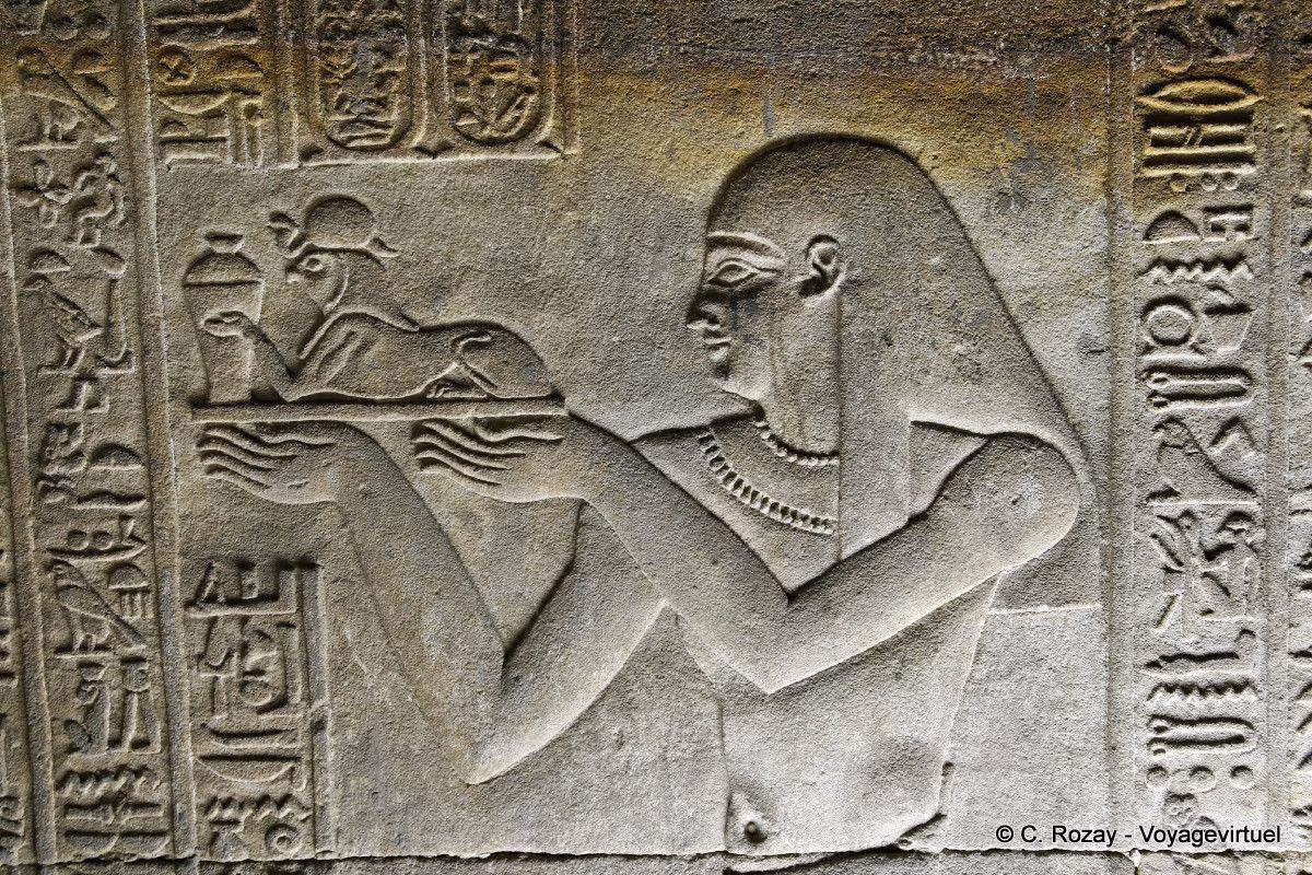 Họ hy vọng thông qua việc thờ cúng các vị thần sẽ được thần linh che chở, bảo vệ và có cuộc sống ấm no, hạnh phúc.