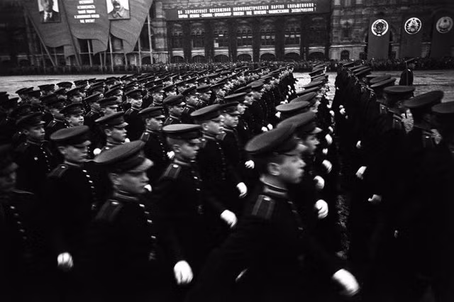 Tham gia lễ duyệt binh gồm 12 trung đoàn hỗn hợp, đại diện cho các phương diện quân Liên Xô ở cuối cuộc chiến.