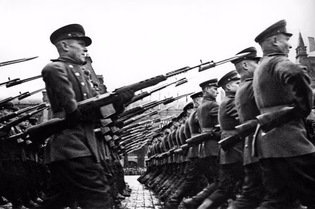 Theo đó, từ cuối tháng 5, các lực lượng tham gia lễ duyệt binh mừng chiến thắng của Liên Xô tích cực chuẩn bị cho buổi lễ trọng đại.