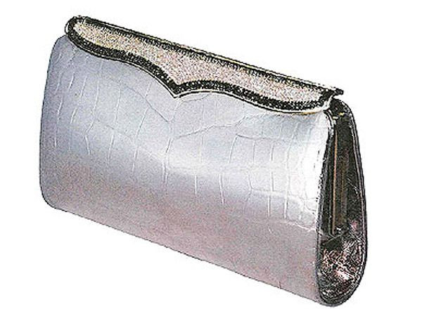 3. Cleopatra ClutchChiếc ví Cleopatra Clutch của thương hiệu Lana Marks được bán với giá 71.144 euro. Được làm từ da cá sấu và 1.500 viên kim cương trắng và đen được ký hiệu và đánh số riêng biệt, đặt ngay trong khung chính của ví. Chỉ 5 chiếc ví Cleopatra Clutch được sản xuất mỗi năm.