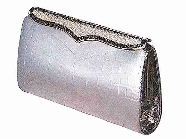 3. Cleopatra Clutch Chiếc ví Cleopatra Clutch của thương hiệu Lana Marks được bán với giá 71.144 euro. Được làm từ da cá sấu và 1.500 viên kim cương trắng và đen được ký hiệu và đánh số riêng biệt, đặt ngay trong khung chính của ví. Chỉ 5 chiếc ví Cleopatra Clutch được sản xuất mỗi năm.