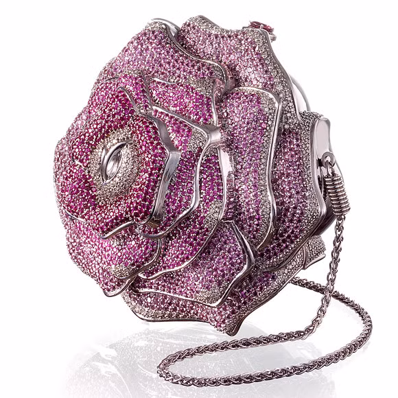 2. Precious Rose Chiếc túi thủ công có hình dáng một bông hoa hồng Precious Rose của nhà thiết kế Judith Leiber với giá bán 65.457 euro. Chiếc túi này được làm từ da dê non với 1.016 viên kim cương nặng 42.556 cara, 1.169 viên ngọc bích hồng và 800 viên đá tourmaline.