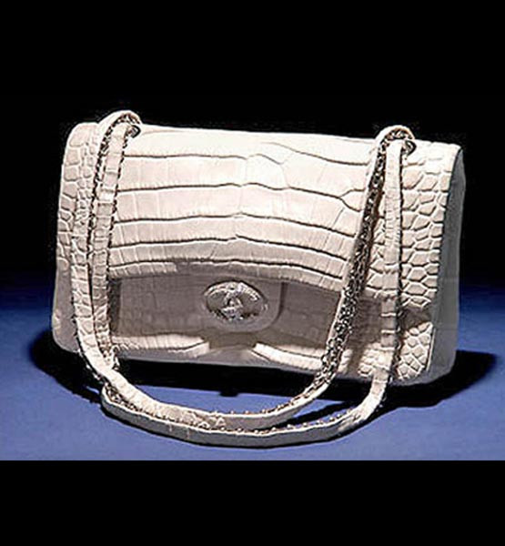 4. Diamond Forever Chiếc túi xách cổ điển Diamond Forever của thương hiệu Chanel được bán với giá 185.646 euro. Được làm bằng da cá sấu trắng, 334 viên kim cương nặng 3,56 cara đính vào hai chữ "C" làm bằng vàng trắng 18 cara. Chiếc quai đeo cũng được làm từ vàng trắng. Chỉ 13 chiếc túi ách Diamand Forever được sản xuất trên toàn thế giới.